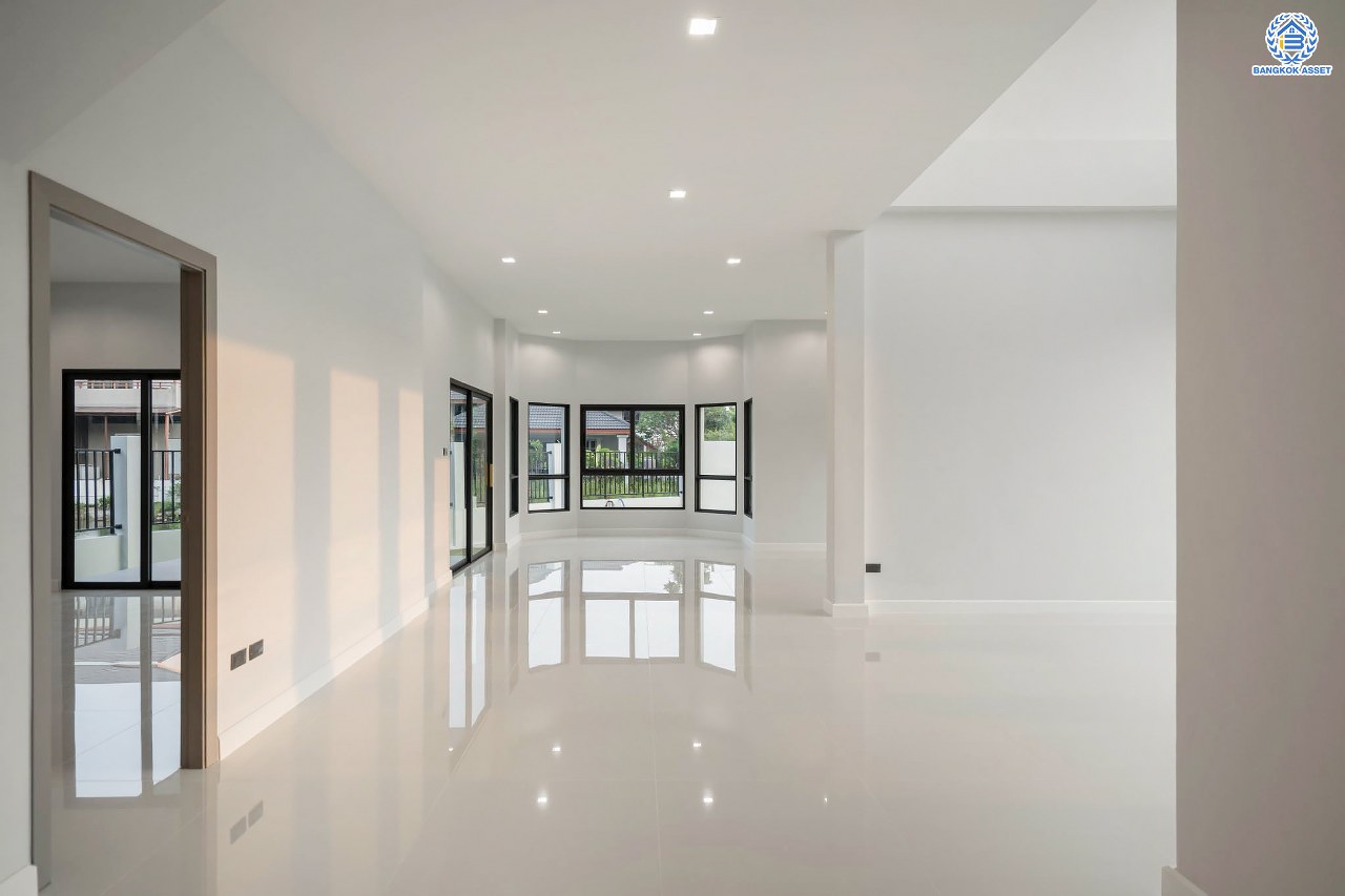 บ้านมือสองตกแต่งใหม่ โครงการ กฤษดานคร20 ปิ่นเกล้า-บรมราชชนนี บ้านหลังมุม ติดทะเลสาบ บนเนื้อที่กว้างมากถึง 238 ตร.ว. ตกแต่งด้วยวัสดุเกรดพรีเมี่ยม ฟังก์ชัน 5 ห้องนอน 6 ห้องน้ำ 1 ห้องอเนกประสงค์ 4 ที่จอดรถ พร้อมทั้งเปลี่ยนระบบไฟฟ้า สุขาภิบาล ทำเลศักยภาพ ติดถนนบรมราชชนนี ใกล้มหาวิทยาลัยมหิดล และเพียง 10 นาทีถึงเซ็นทรัล ปิ่นเกล้า